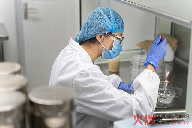 亨盛維嘉產(chǎn)品檢測中.jpg 亨盛維嘉產(chǎn)品檢測中.jpg