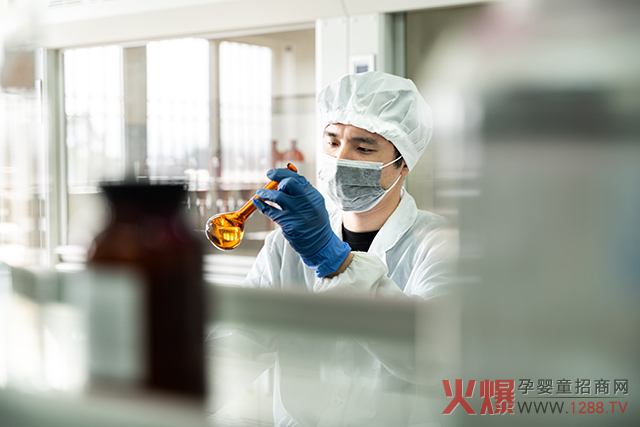 亨盛維嘉實(shí)驗人員.jpg 亨盛維嘉實(shí)驗人員.jpg