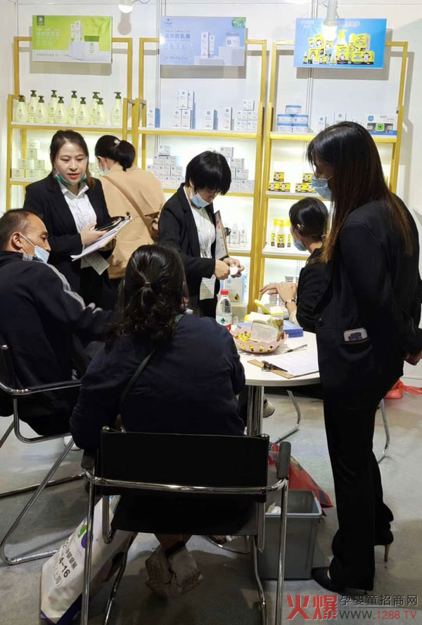 小蛙娃、嬰蒂爾、悠悠小象亮相上海CBME,多款洗護爆品引全場(chǎng)關(guān)注2.jpg 小蛙娃、嬰蒂爾、悠悠小象亮相上海CBME,多款洗護爆品引全場(chǎng)關(guān)注2.jpg