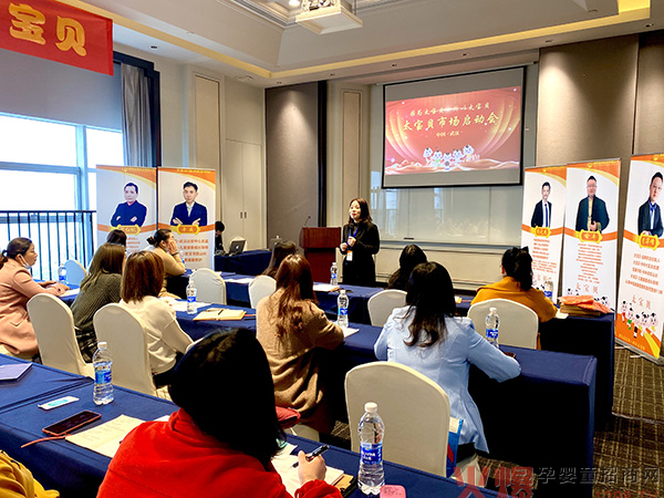 张方老师跟精英分享.jpg 张方老师跟精英分享.jpg