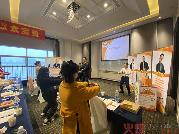 彭老师教学员打八段锦1.jpg 彭老师教学员打八段锦1.jpg