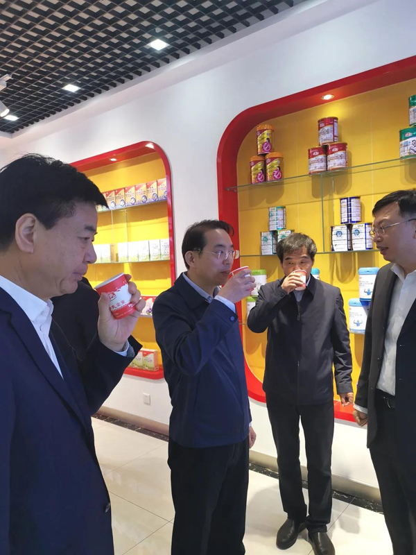 陕西省委常委、省纪委书记王兴宁一行莅临和氏乳业3.jpg 陕西省委常委、省纪委书记王兴宁一行莅临和氏乳业3.jpg