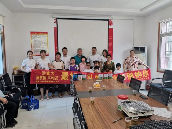 歐素力六一慰問(wèn)困境兒童3.jpg 歐素力六一慰問(wèn)困境兒童3.jpg