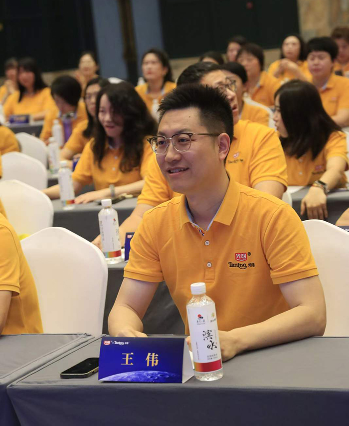 王伟.jpg 王伟.jpg