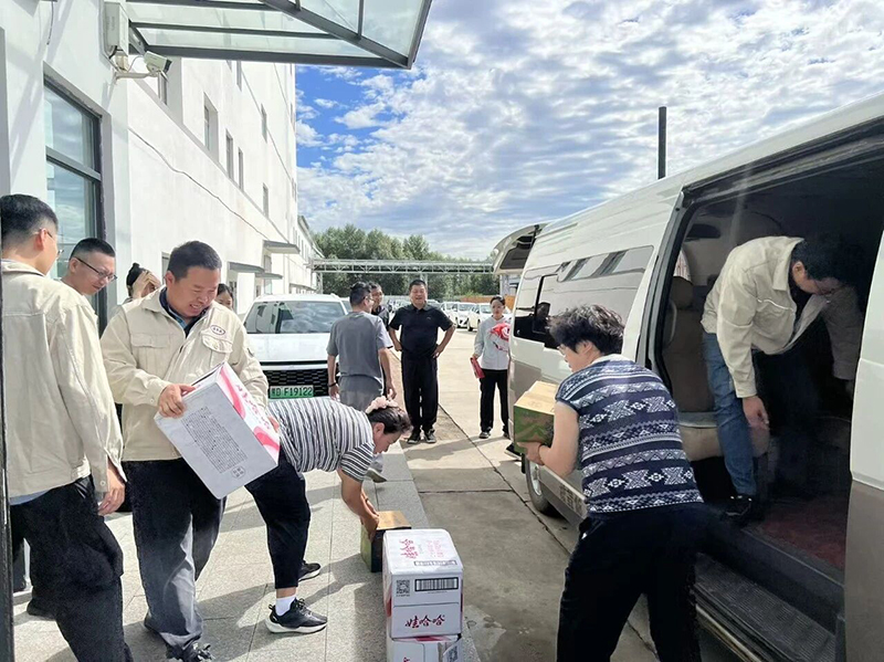 汤原县总工会走进谱华威乳业开展慰问活动2.jpg
