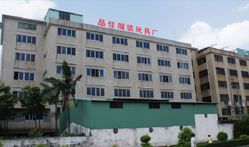 1989年大陆设工厂,1993年在广东省惠州市成立服装玩具厂,目前已达上千