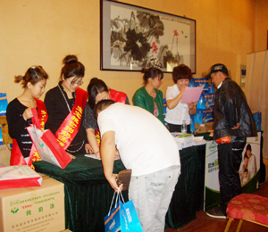 宝宝粮仓答谢会布置中