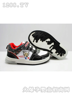 ��е��ڰ�ɫ�˶�ͯЬ