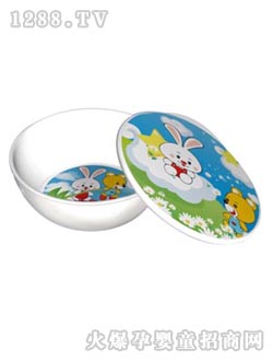 亲亲我婴儿自食碗