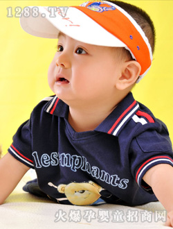 安琪尔咧着嘴的宝宝