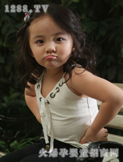 安琪尔撅小嘴的女孩