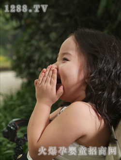 安琪尔捂嘴大笑的女孩