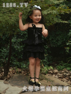 安琪尔树下的女孩