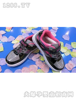 ������ͯЬʱ�����зۺ����Һ�ɫ