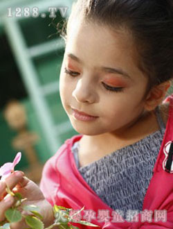 �����к�ɫŮͯװ