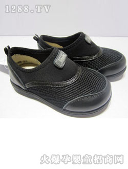 ����6+1ʱ�к�ɫͯЬ