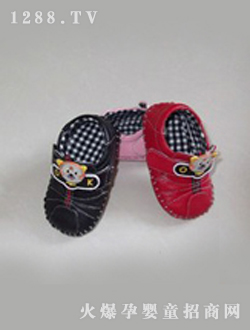 ������ͯ��ɫ��Ƥѧ��Ь