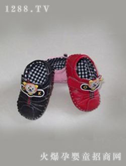 ������ͯ��Ƥѧ��Ь