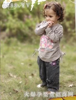 �ĵ����ɻ�ɫŮͯװ