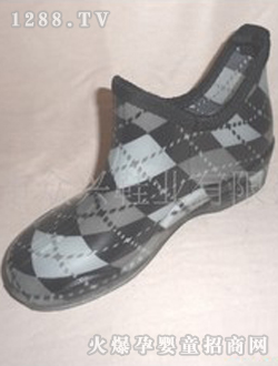 ����ʱ�л��Ϻ�ɫ��ͯ��Ь