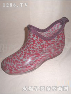 ����ʱ�л��Ϻ�ɫ��ͯ��Ь