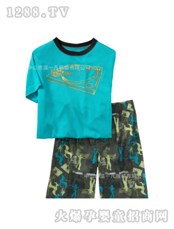 ��һ����ɫ��װ