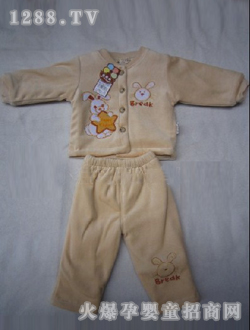 С����Ӥ�����λ�ɫ