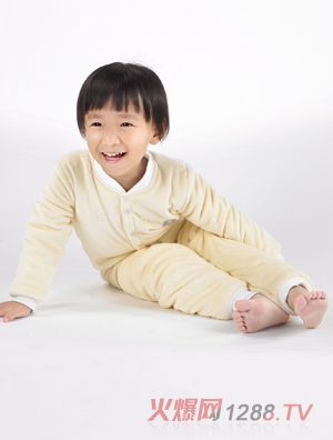 卓?jì)呵锒禊Z絨對襟套裝