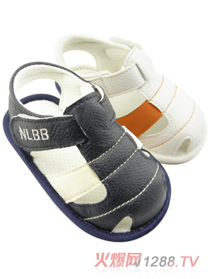 7个月的婴儿最先穿鞋建议穿半软底的婴儿鞋(图